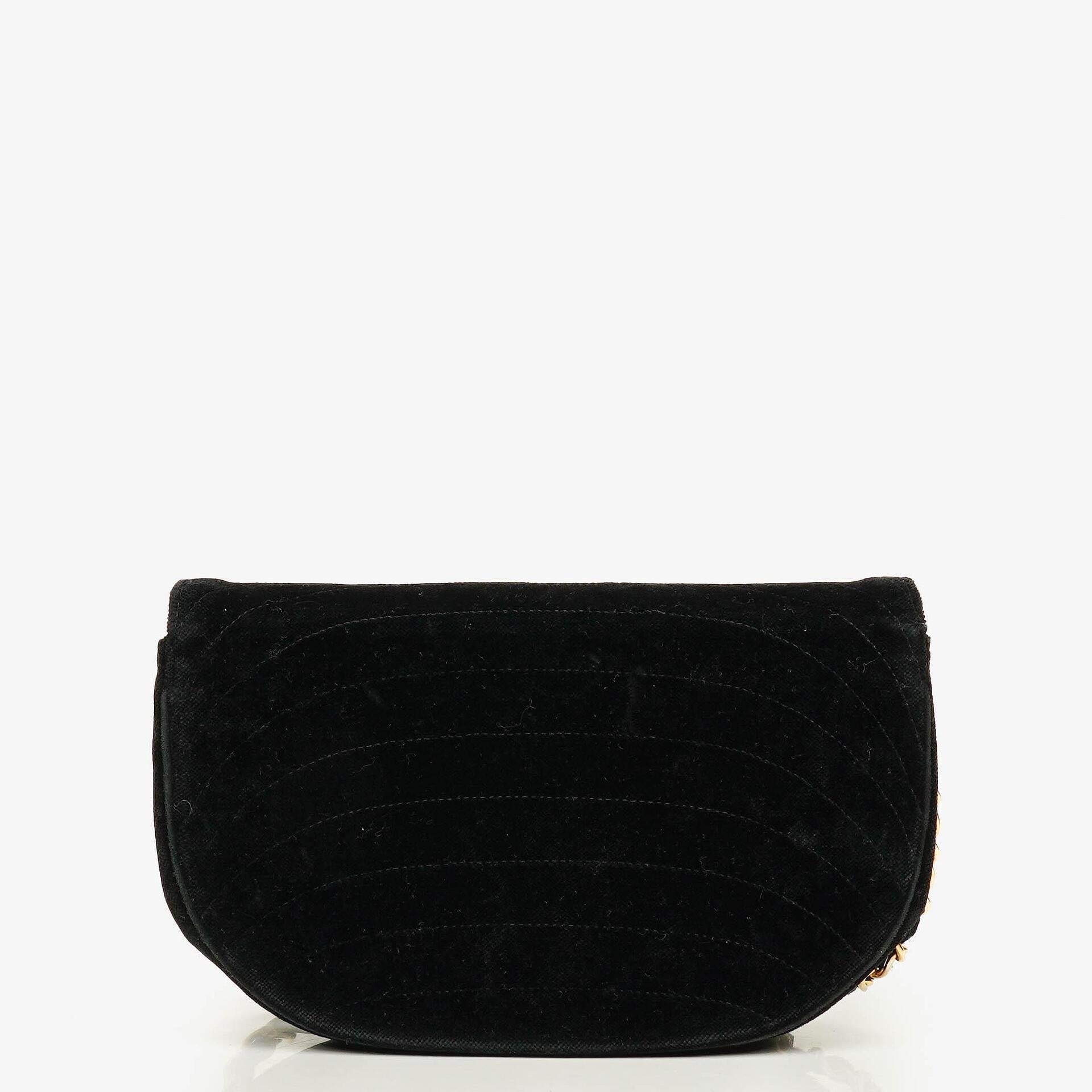 Chanel kleine Halbmond Flap Bag aus schwarzem Samt