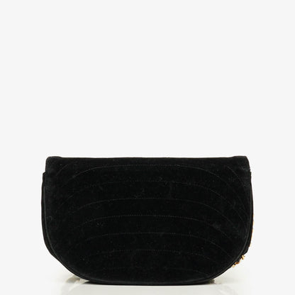 Chanel kleine Halbmond Flap Bag aus schwarzem Samt