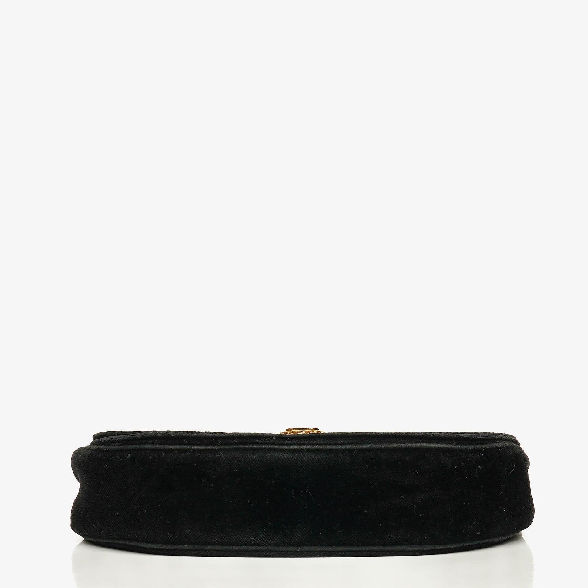 Chanel kleine Halbmond Flap Bag aus schwarzem Samt