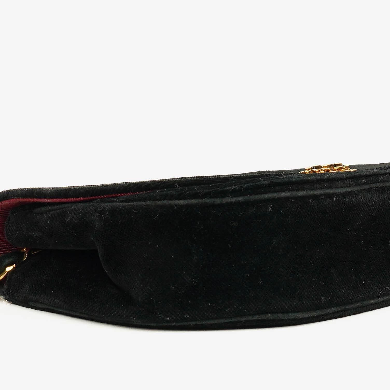 Chanel kleine Halbmond Flap Bag aus schwarzem Samt