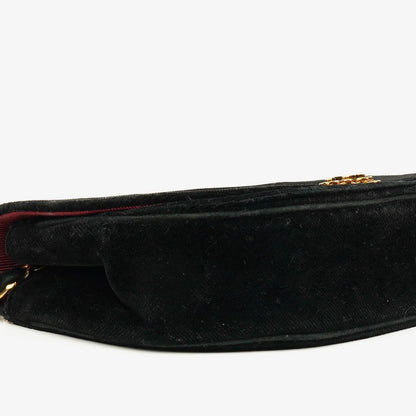 Chanel kleine Halbmond Flap Bag aus schwarzem Samt