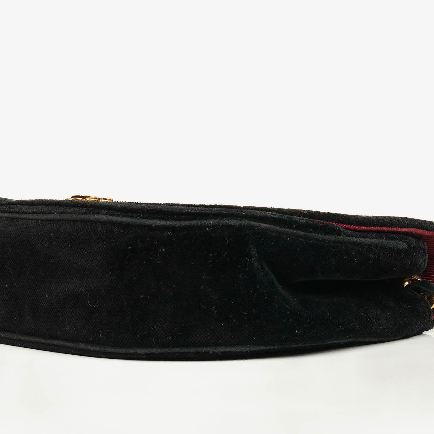 Chanel kleine Halbmond Flap Bag aus schwarzem Samt