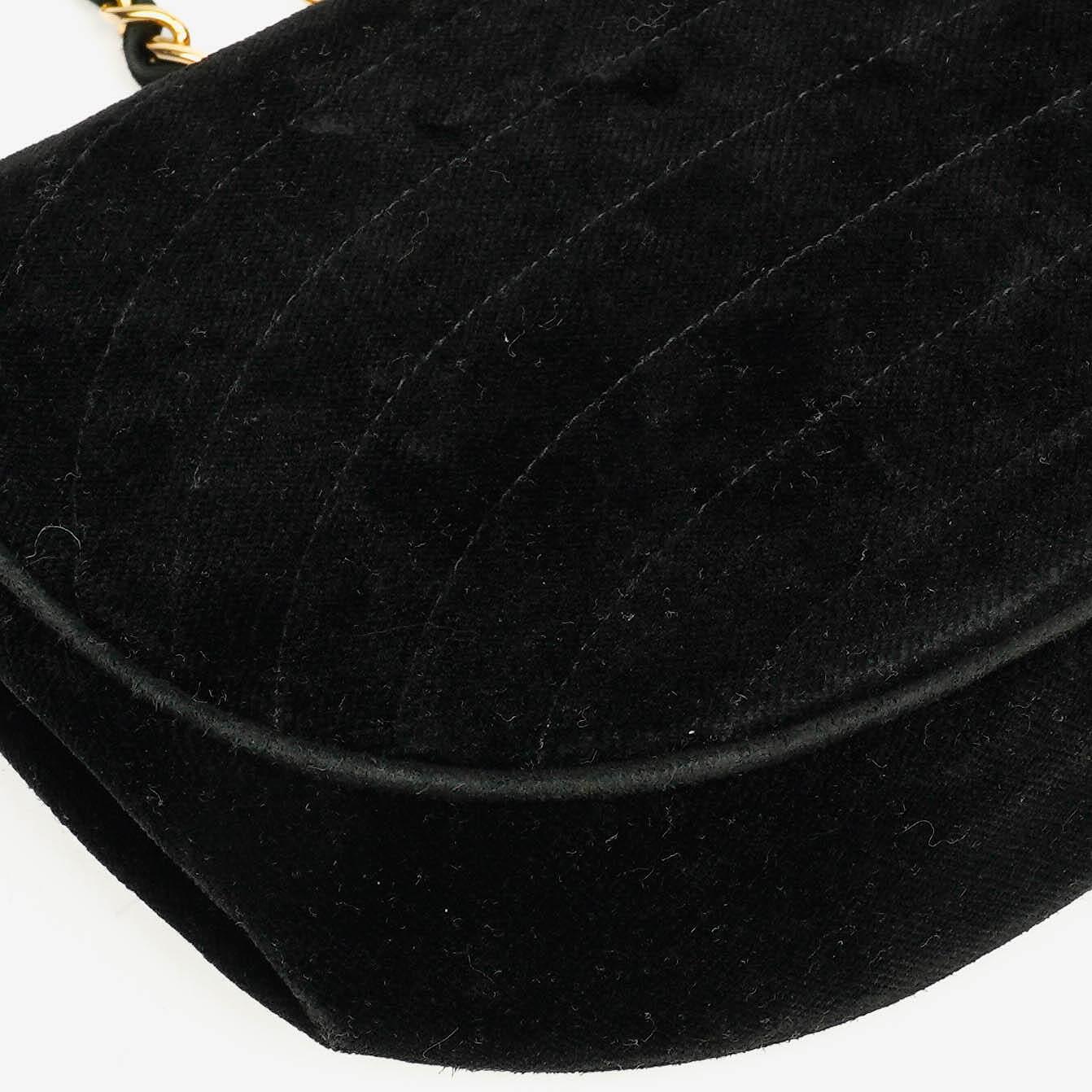 Chanel kleine Halbmond Flap Bag aus schwarzem Samt