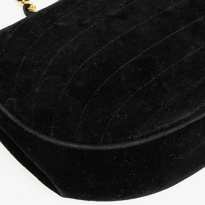 Chanel kleine Halbmond Flap Bag aus schwarzem Samt