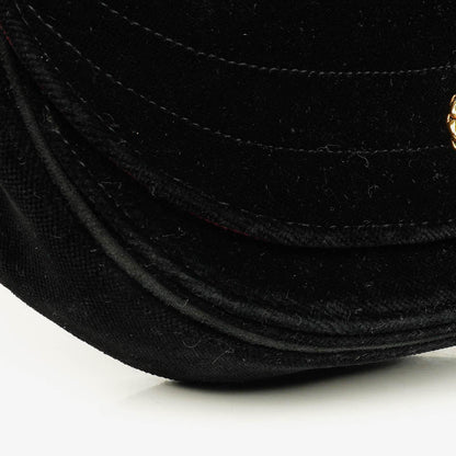 Chanel kleine Halbmond Flap Bag aus schwarzem Samt