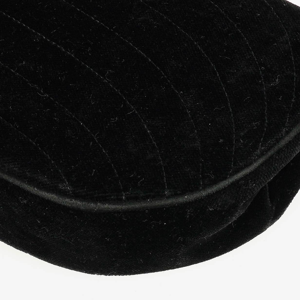Chanel kleine Halbmond Flap Bag aus schwarzem Samt
