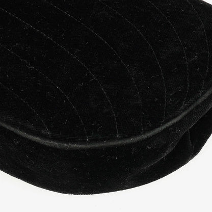 Chanel kleine Halbmond Flap Bag aus schwarzem Samt
