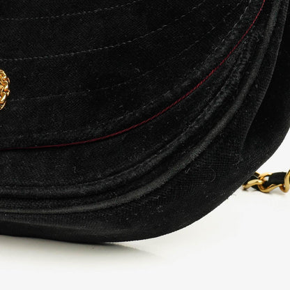 Chanel kleine Halbmond Flap Bag aus schwarzem Samt