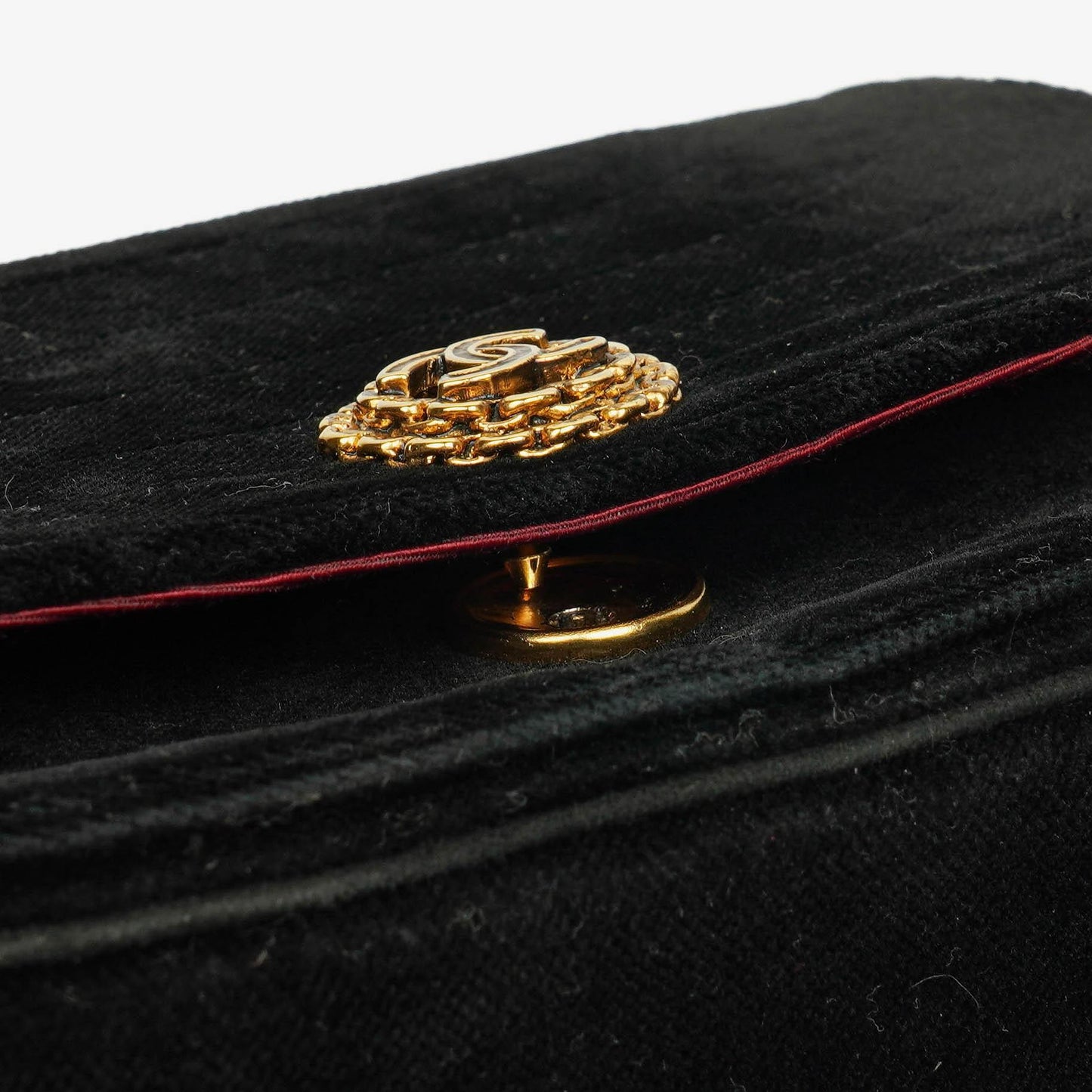 Chanel kleine Halbmond Flap Bag aus schwarzem Samt