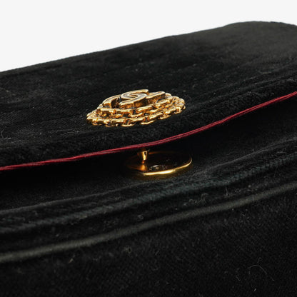 Chanel kleine Halbmond Flap Bag aus schwarzem Samt