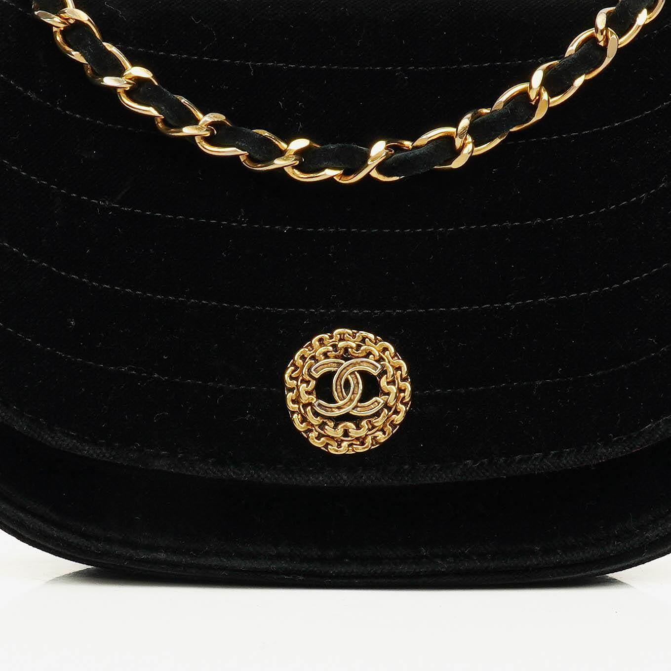 Chanel kleine Halbmond Flap Bag aus schwarzem Samt