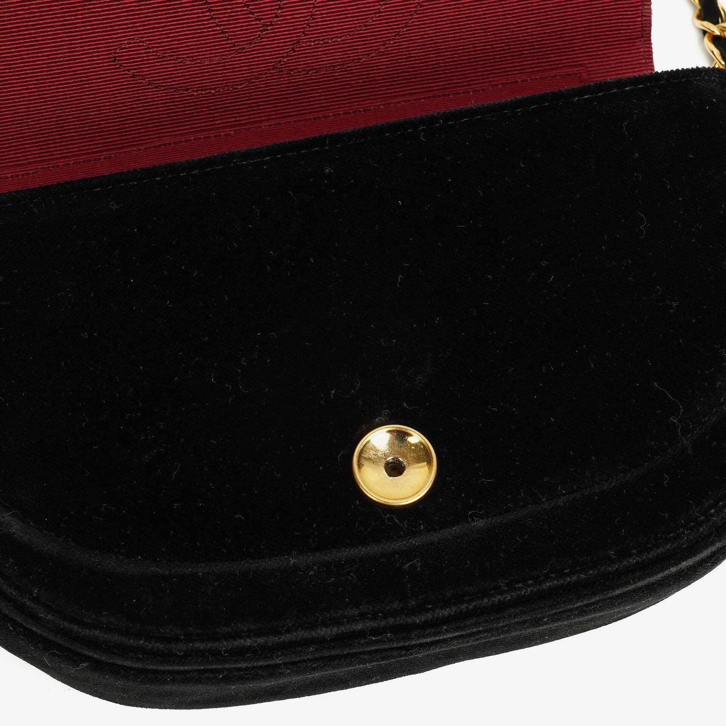 Chanel kleine Halbmond Flap Bag aus schwarzem Samt