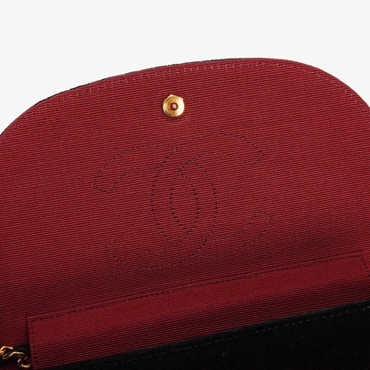 Chanel kleine Halbmond Flap Bag aus schwarzem Samt
