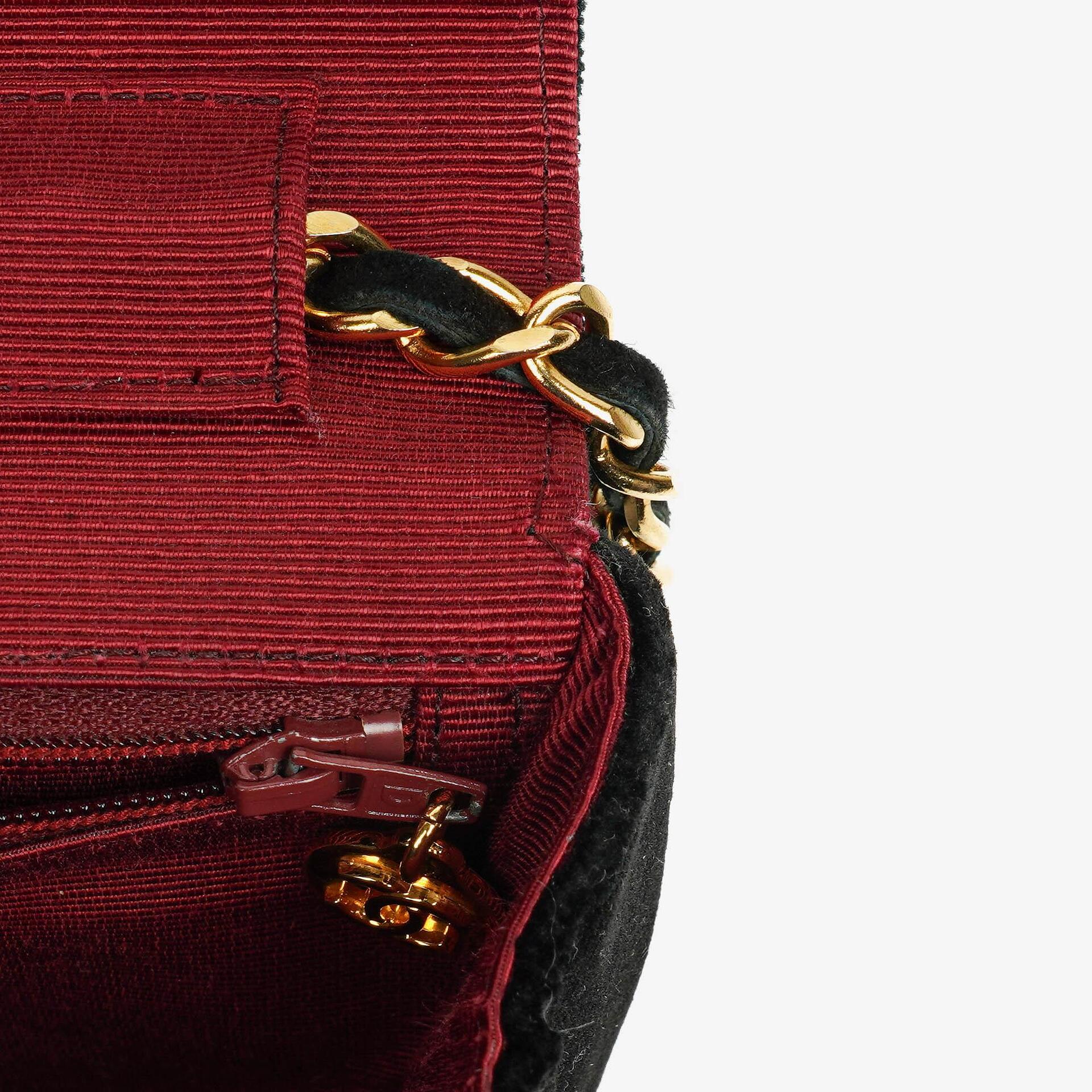 Chanel kleine Halbmond Flap Bag aus schwarzem Samt