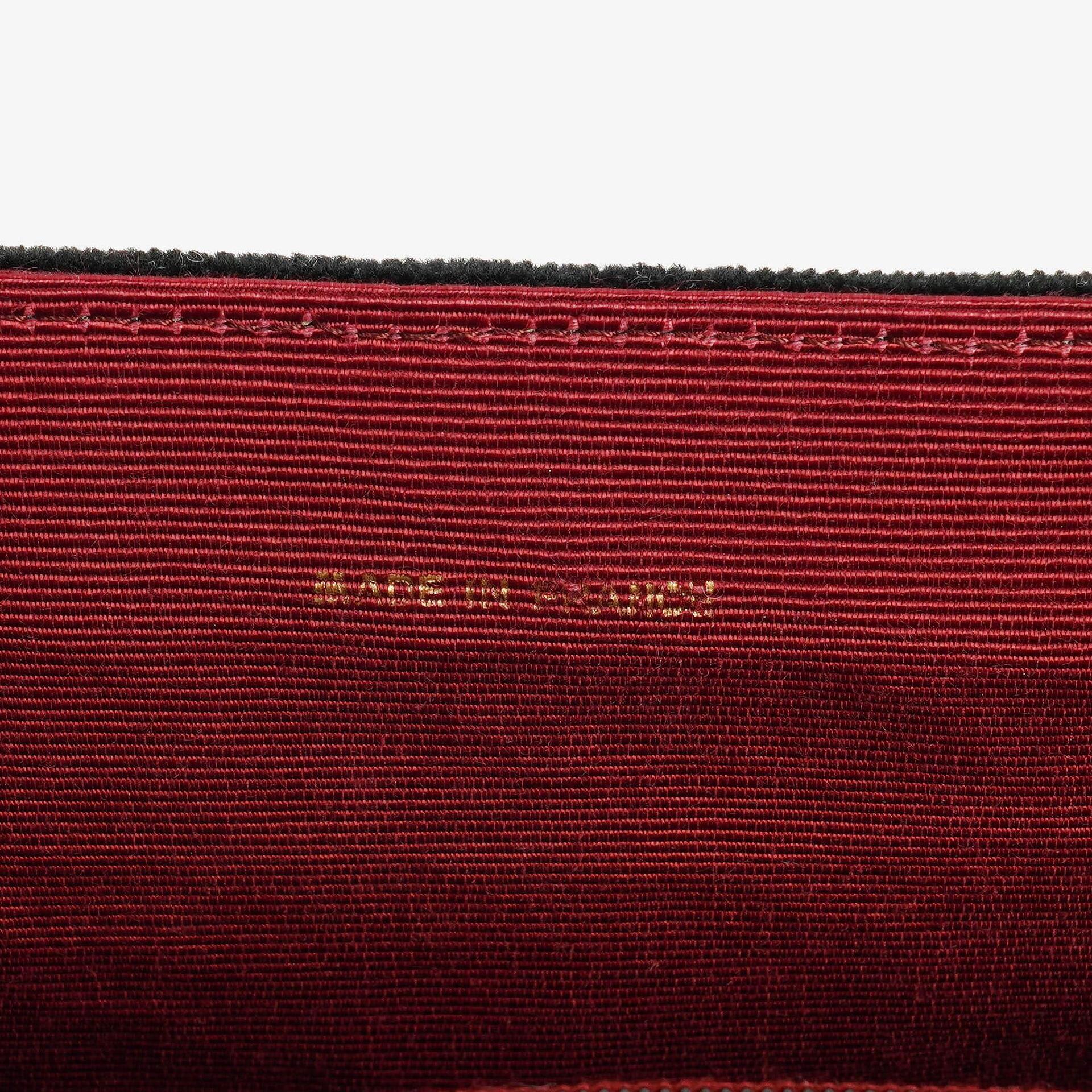 Chanel kleine Halbmond Flap Bag aus schwarzem Samt