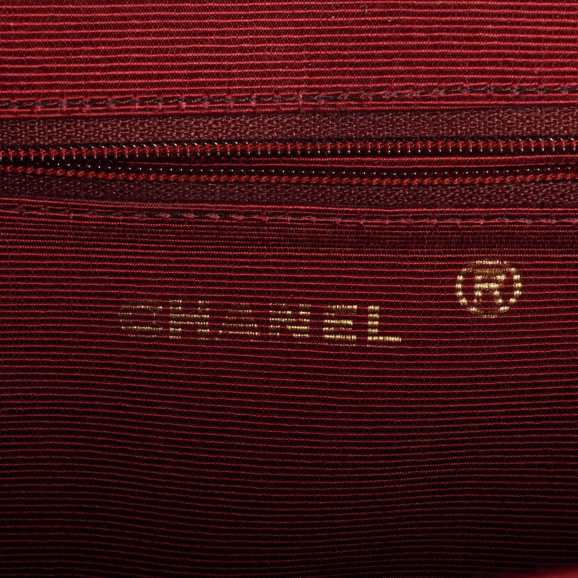 Chanel kleine Halbmond Flap Bag aus schwarzem Samt