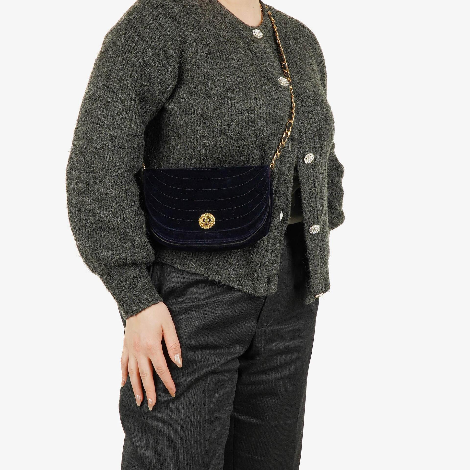 Chanel Kleine Halbmond Navy Samt Klappentasche