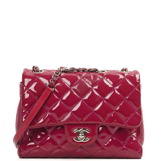 Chanel Kleine Rock In Rome Single Flap Bag aus gestepptem Lackleder mit silberfarbener Hardware