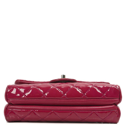 Chanel Kleine Rock In Rome Single Flap Bag aus gestepptem Lackleder mit silberfarbener Hardware