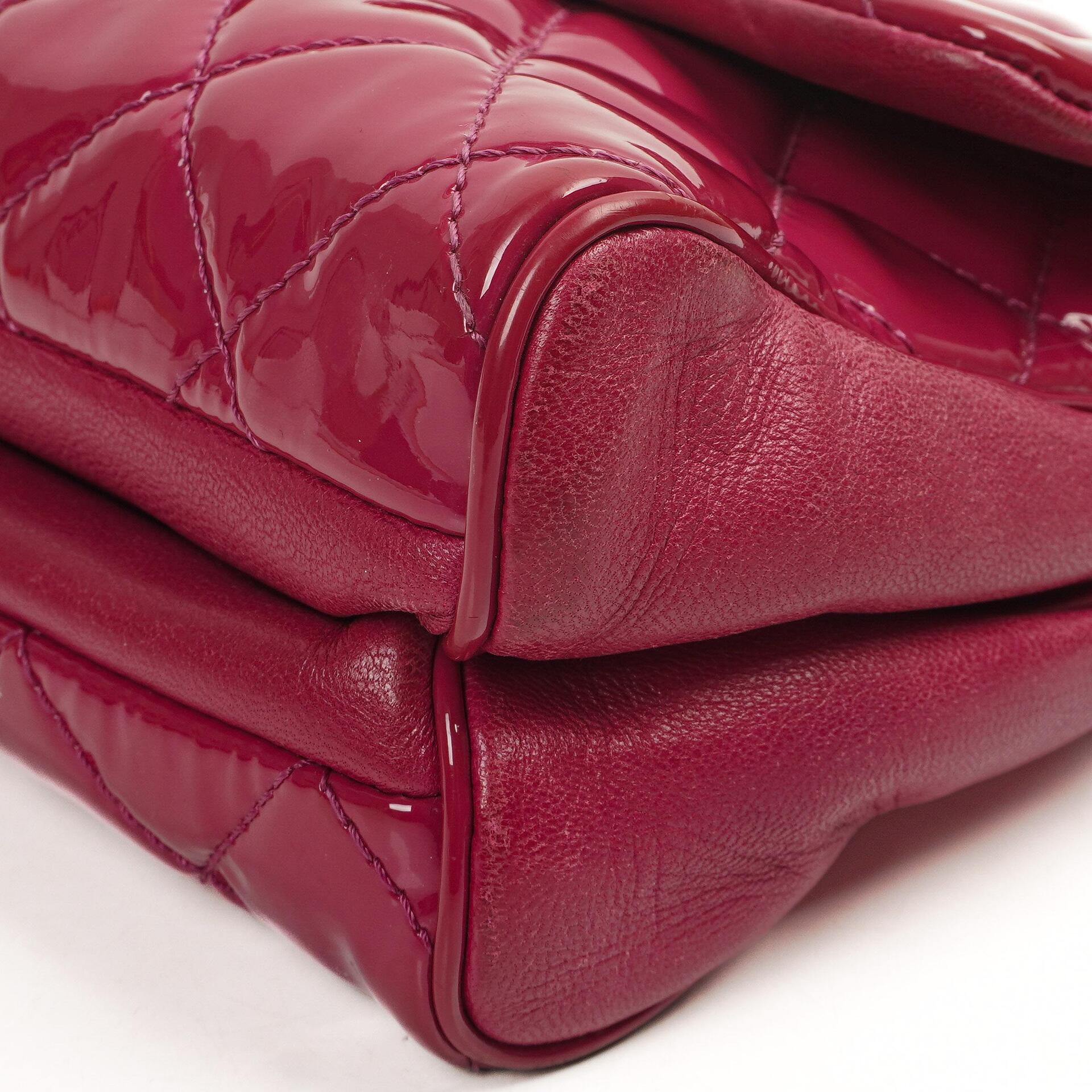 Chanel Kleine Rock In Rome Single Flap Bag aus gestepptem Lackleder mit silberfarbener Hardware