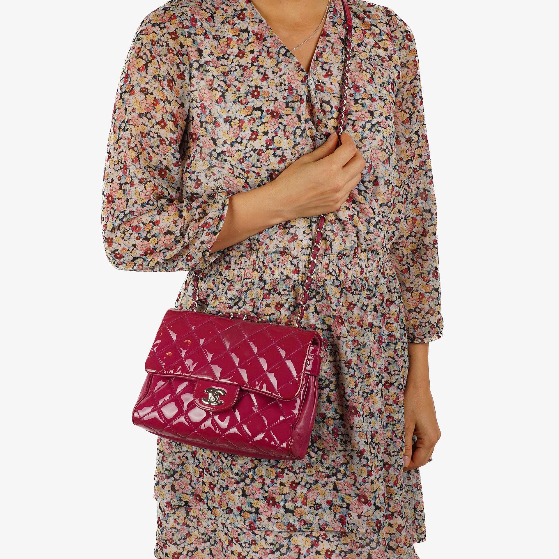 Chanel Kleine Rock In Rome Single Flap Bag aus gestepptem Lackleder mit silberfarbener Hardware