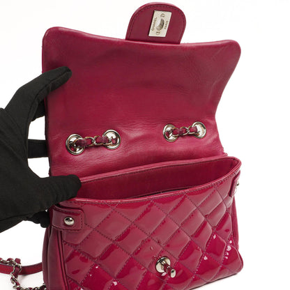 Chanel Kleine Rock In Rome Single Flap Bag aus gestepptem Lackleder mit silberfarbener Hardware