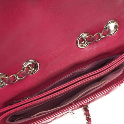 Chanel Kleine Rock In Rome Single Flap Bag aus gestepptem Lackleder mit silberfarbener Hardware