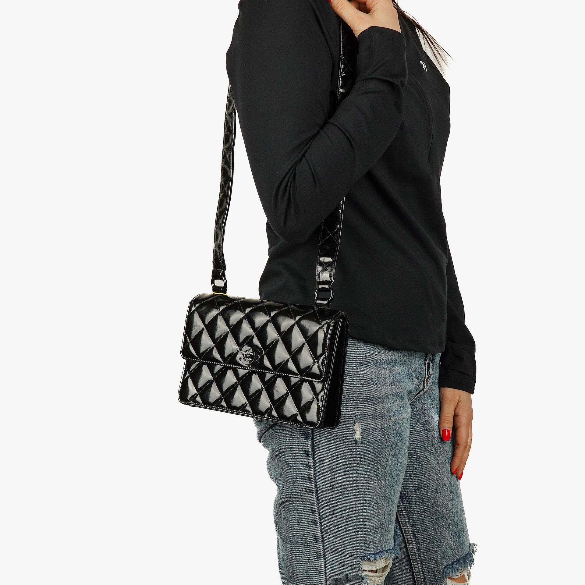 Chanel Small Single Flap Bag aus schwarzem gestepptem Lackleder