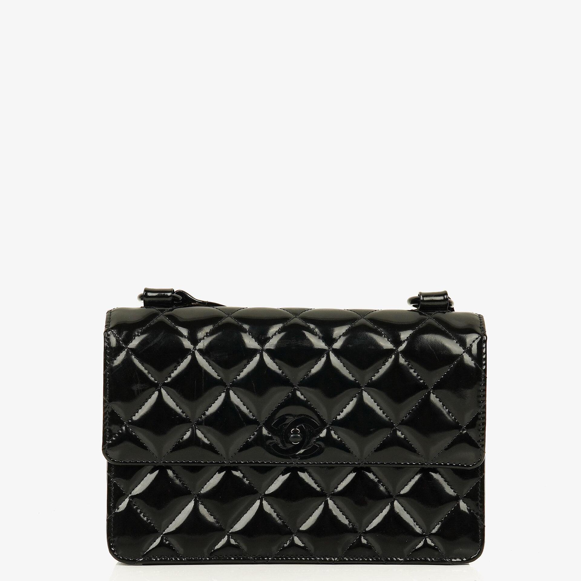 Chanel Small Single Flap Bag aus schwarzem gestepptem Lackleder