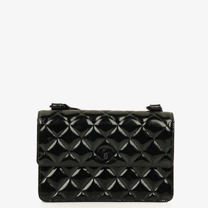 Chanel Small Single Flap Bag aus schwarzem gestepptem Lackleder