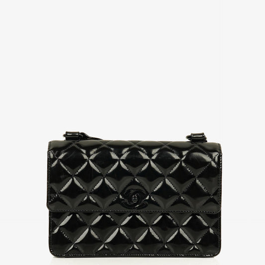 Chanel Small Single Flap Bag aus schwarzem gestepptem Lackleder
