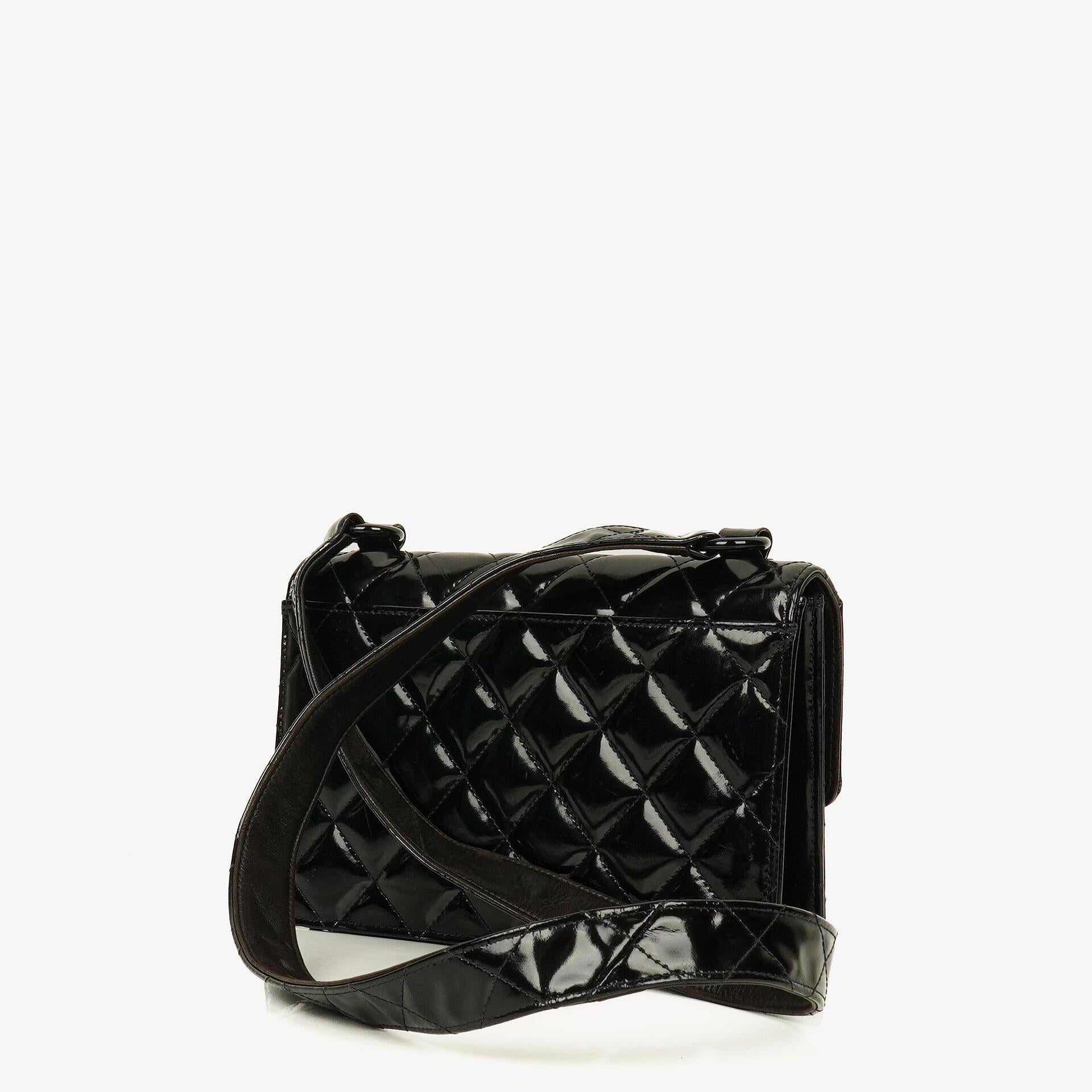 Chanel Small Single Flap Bag aus schwarzem gestepptem Lackleder