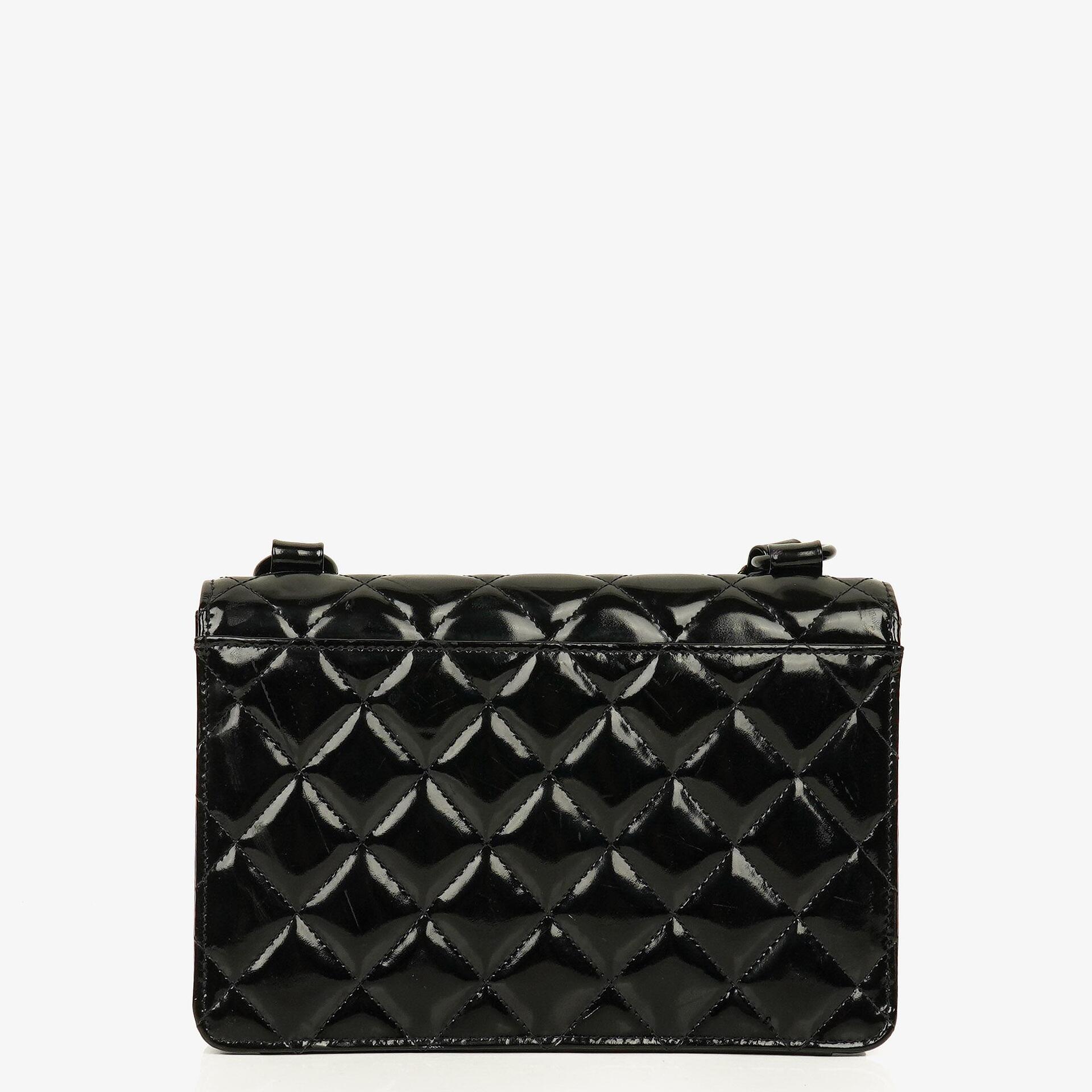 Chanel Small Single Flap Bag aus schwarzem gestepptem Lackleder
