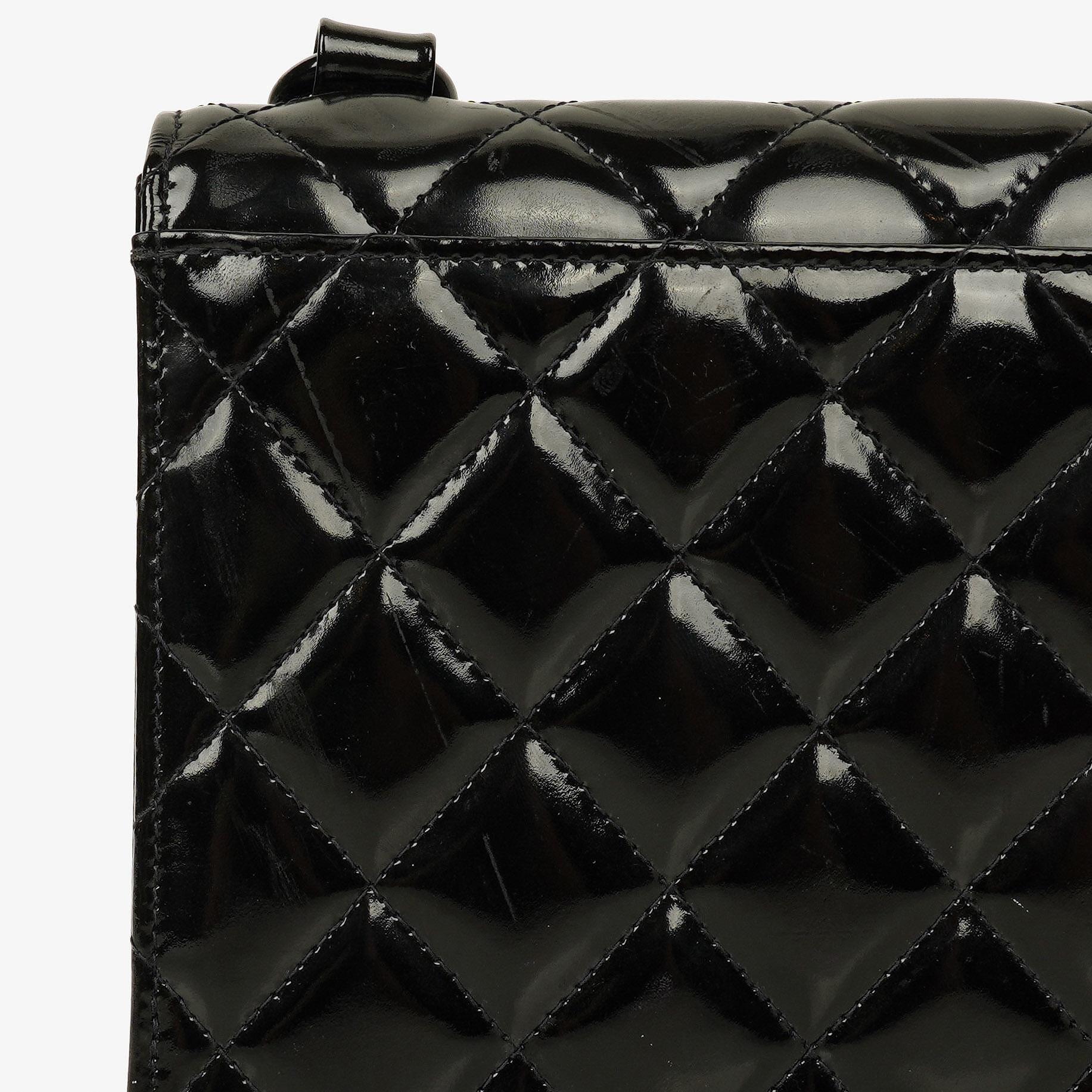 Chanel Small Single Flap Bag aus schwarzem gestepptem Lackleder