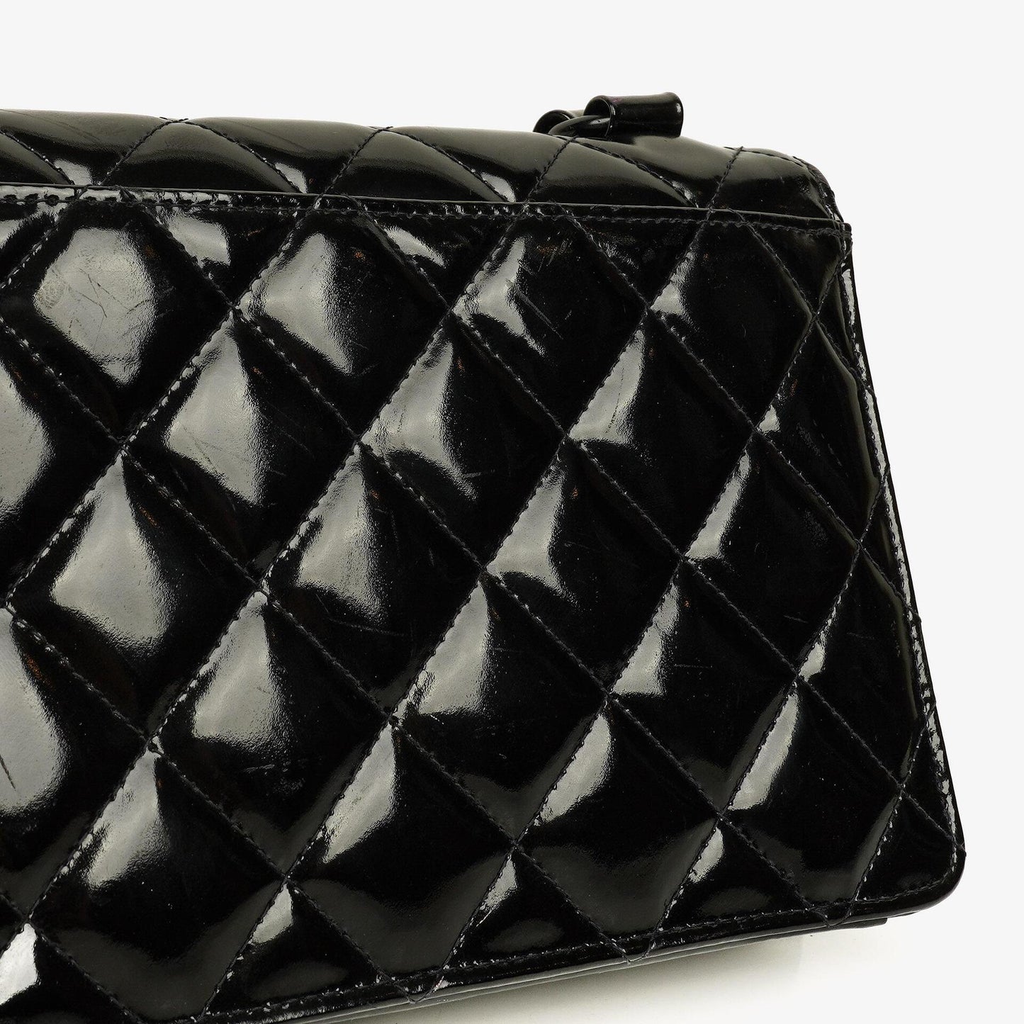 Chanel Small Single Flap Bag aus schwarzem gestepptem Lackleder