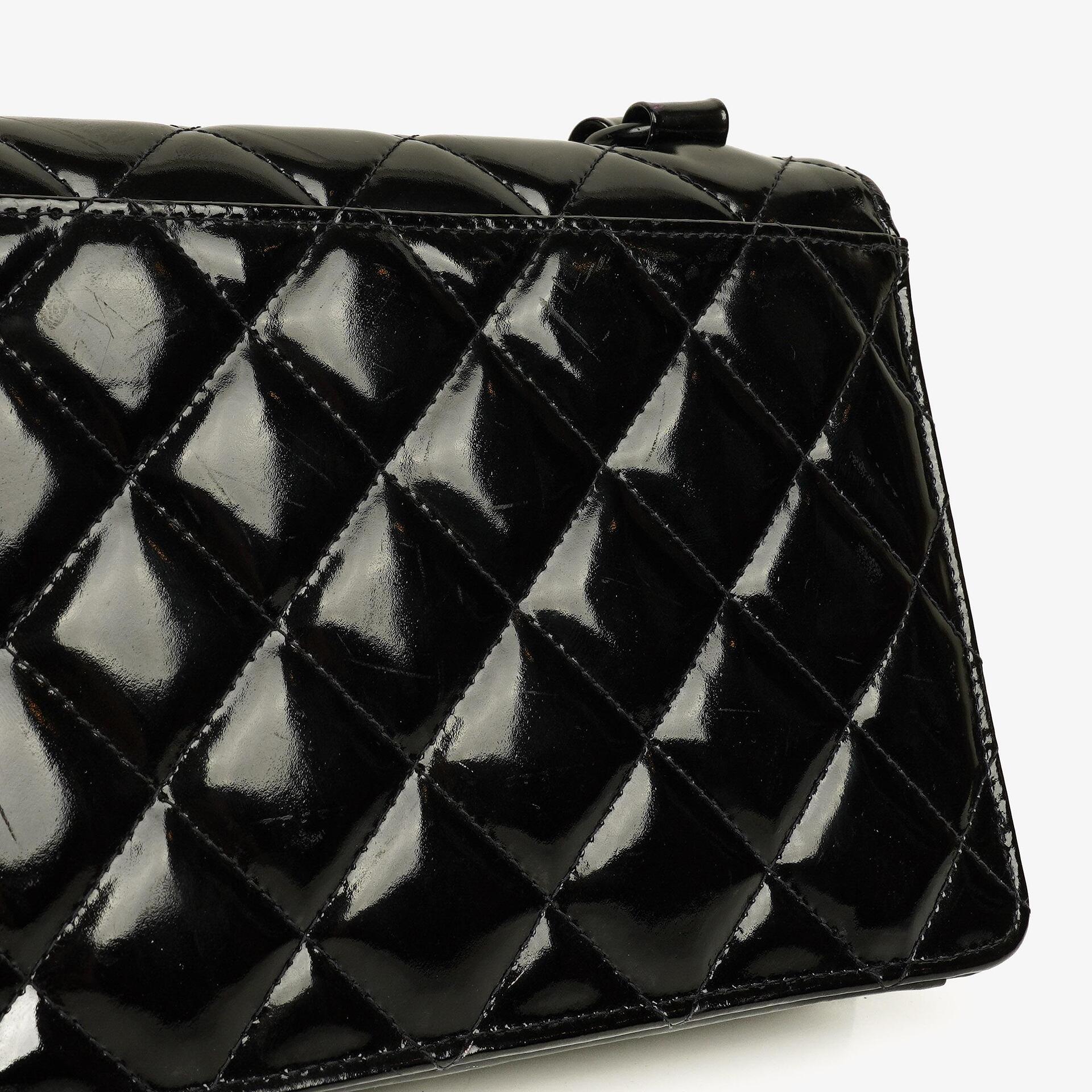 Chanel Small Single Flap Bag aus schwarzem gestepptem Lackleder
