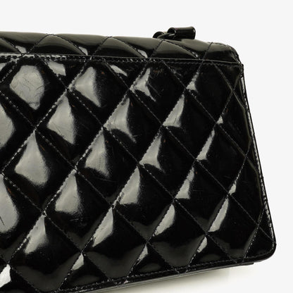 Chanel Small Single Flap Bag aus schwarzem gestepptem Lackleder