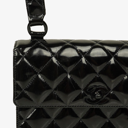 Chanel Small Single Flap Bag aus schwarzem gestepptem Lackleder
