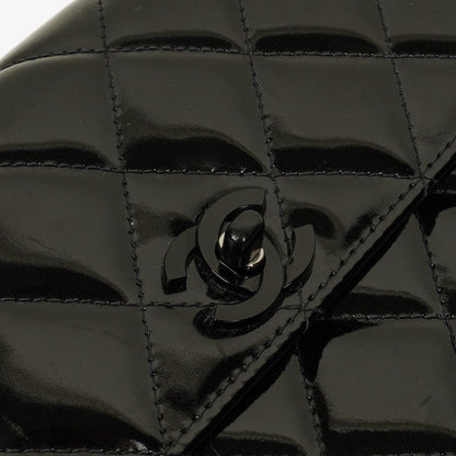 Chanel Small Single Flap Bag aus schwarzem gestepptem Lackleder