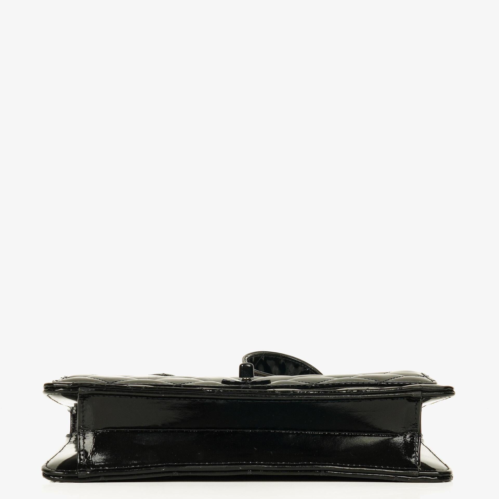 Chanel Small Single Flap Bag aus schwarzem gestepptem Lackleder