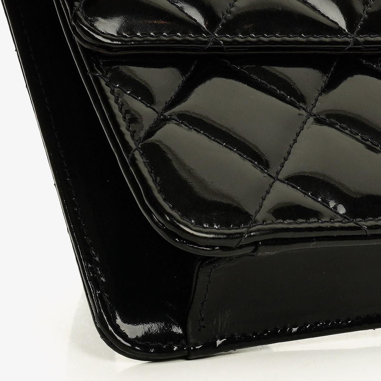 Chanel Small Single Flap Bag aus schwarzem gestepptem Lackleder