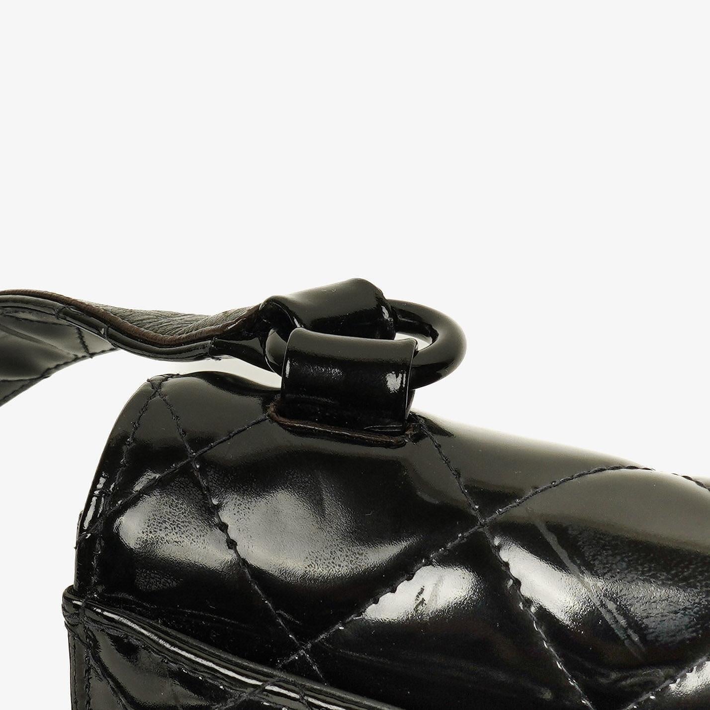 Chanel Small Single Flap Bag aus schwarzem gestepptem Lackleder