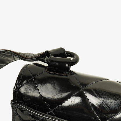 Chanel Small Single Flap Bag aus schwarzem gestepptem Lackleder