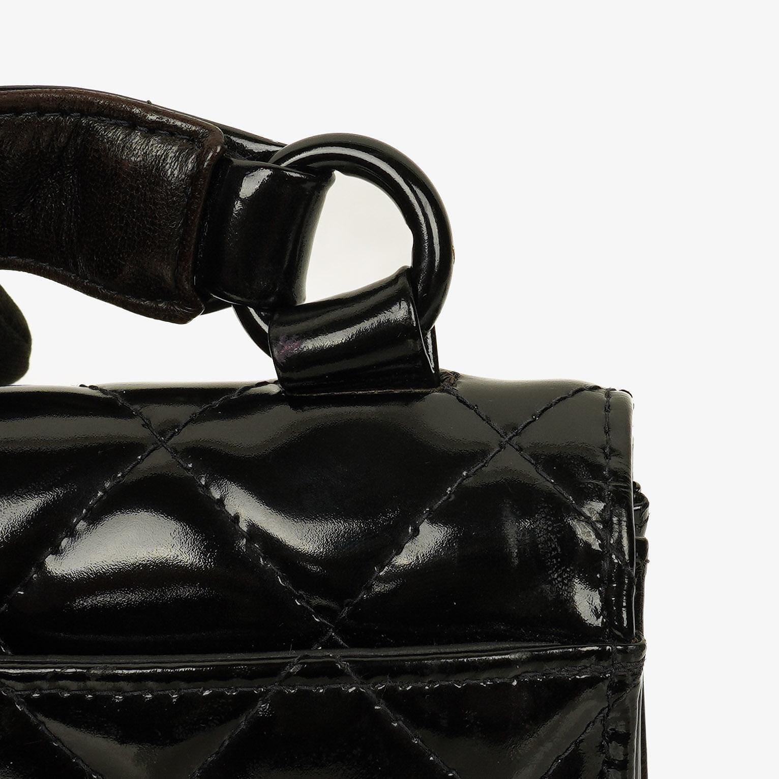 Chanel Small Single Flap Bag aus schwarzem gestepptem Lackleder