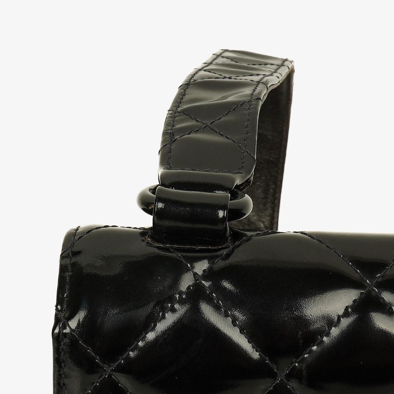 Chanel Small Single Flap Bag aus schwarzem gestepptem Lackleder
