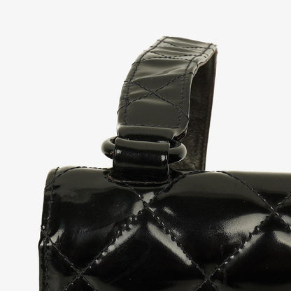 Chanel Small Single Flap Bag aus schwarzem gestepptem Lackleder