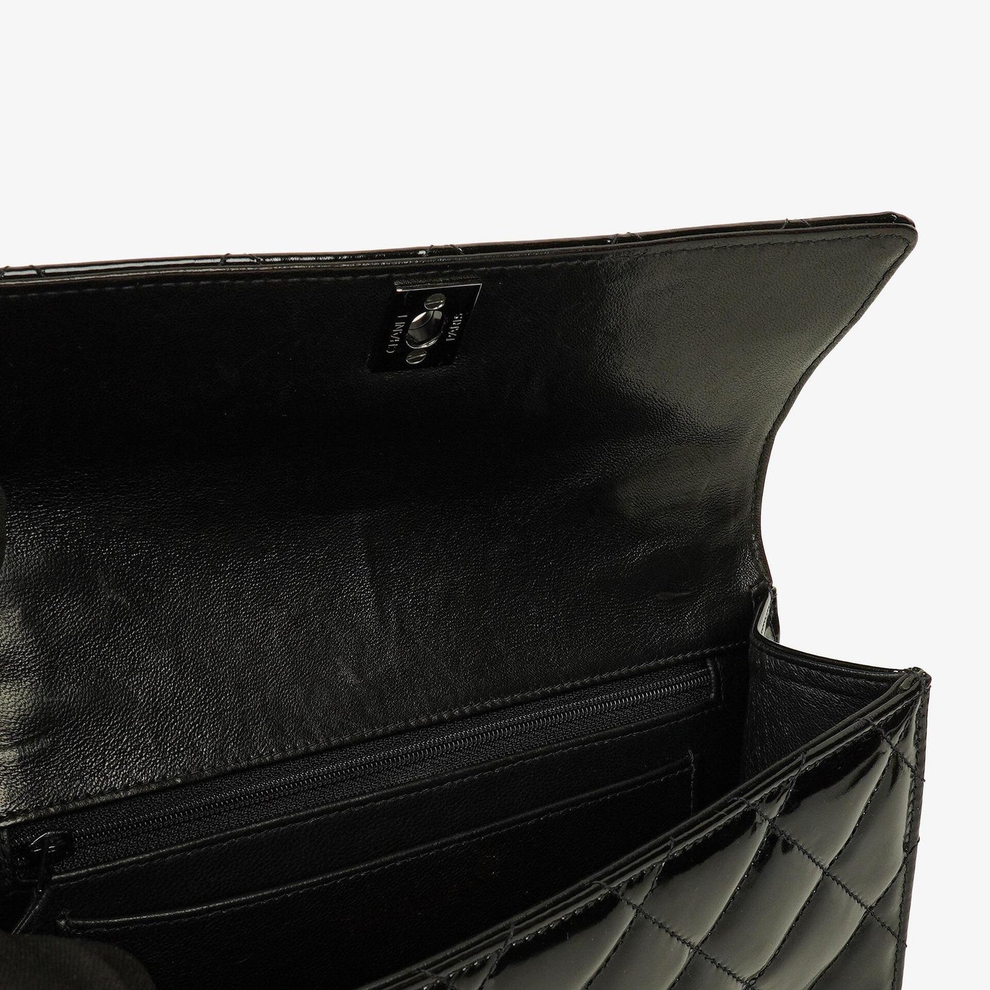 Chanel Small Single Flap Bag aus schwarzem gestepptem Lackleder