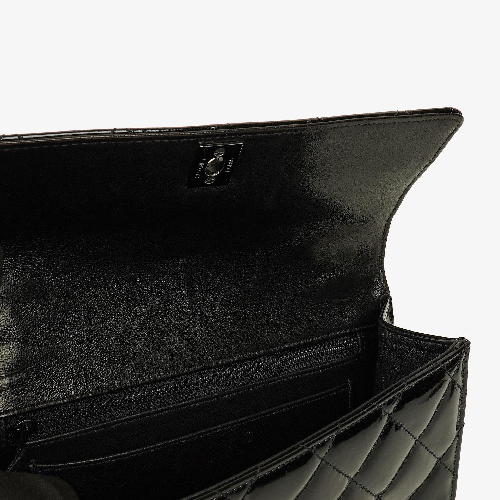 Chanel Small Single Flap Bag aus schwarzem gestepptem Lackleder