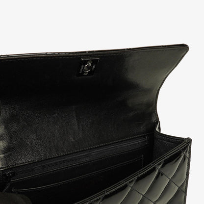 Chanel Small Single Flap Bag aus schwarzem gestepptem Lackleder