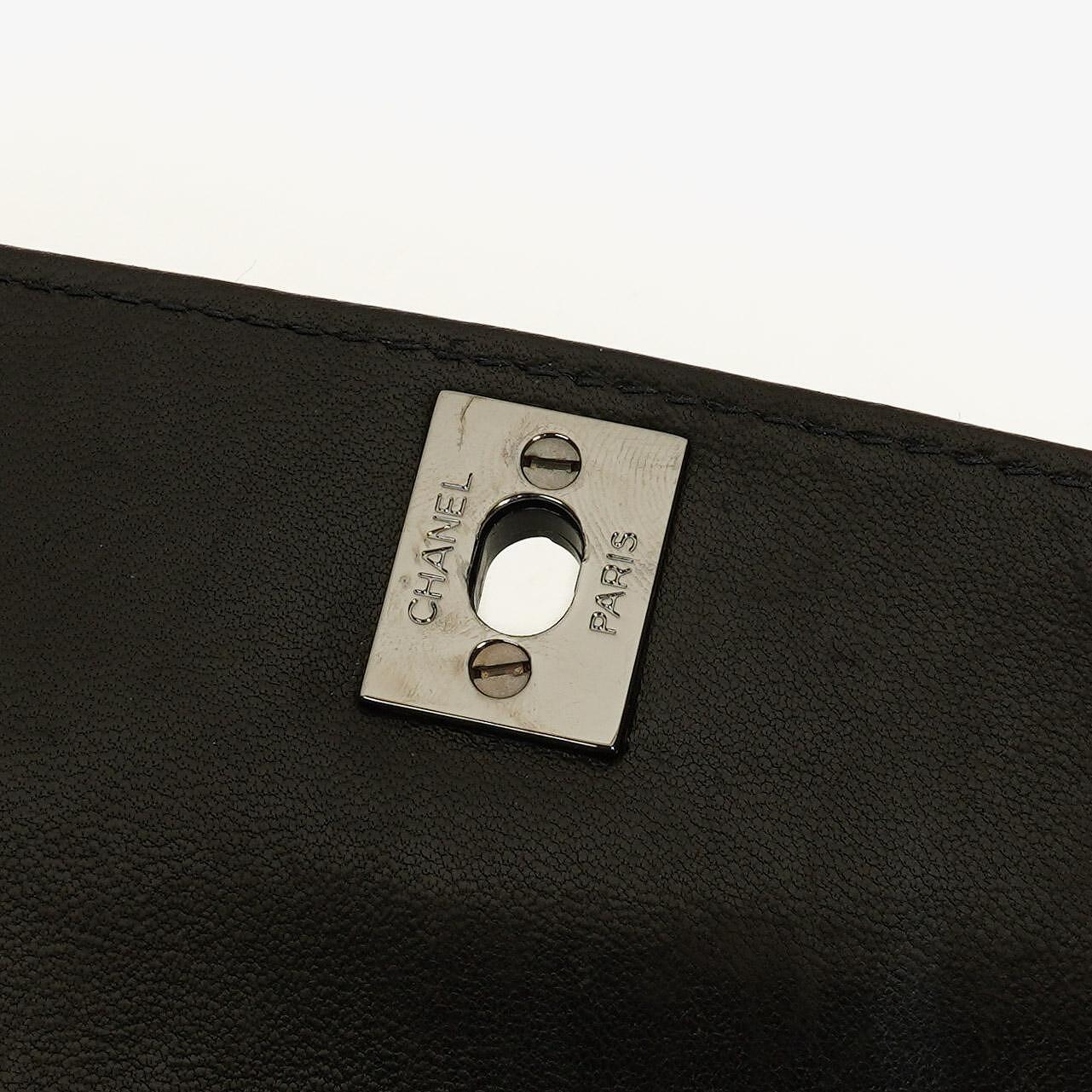 Chanel Small Single Flap Bag aus schwarzem gestepptem Lackleder